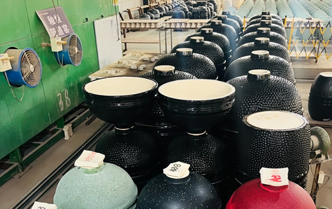 Canlı ızgaralar i&ccedil;in renkli Kamado Barbek&uuml;